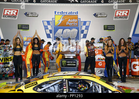 Richmond, Virginia, USA. 22 Sep, 2018. Kyle Busch (18) gewinnt die Federated Auto Parts 400 Richmond Raceway in Richmond, Virginia. Quelle: Chris Owens Asp Inc/ASP/ZUMA Draht/Alamy leben Nachrichten Stockfoto