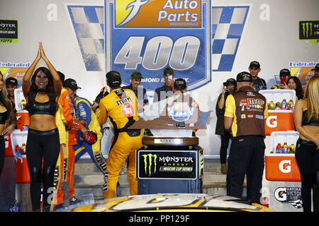 Richmond, Virginia, USA. 22 Sep, 2018. Kyle Busch (18) gewinnt die Federated Auto Parts 400 Richmond Raceway in Richmond, Virginia. Quelle: Chris Owens Asp Inc/ASP/ZUMA Draht/Alamy leben Nachrichten Stockfoto