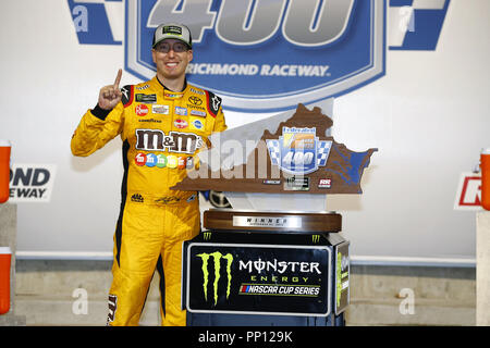 Richmond, Virginia, USA. 22 Sep, 2018. Kyle Busch (18) gewinnt die Federated Auto Parts 400 Richmond Raceway in Richmond, Virginia. Quelle: Chris Owens Asp Inc/ASP/ZUMA Draht/Alamy leben Nachrichten Stockfoto