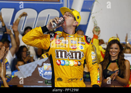 Richmond, Virginia, USA. 22 Sep, 2018. Kyle Busch (18) gewinnt die Federated Auto Parts 400 Richmond Raceway in Richmond, Virginia. Quelle: Chris Owens Asp Inc/ASP/ZUMA Draht/Alamy leben Nachrichten Stockfoto
