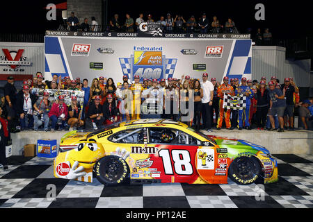 Richmond, Virginia, USA. 22 Sep, 2018. Kyle Busch (18) gewinnt die Federated Auto Parts 400 Richmond Raceway in Richmond, Virginia. Quelle: Chris Owens Asp Inc/ASP/ZUMA Draht/Alamy leben Nachrichten Stockfoto