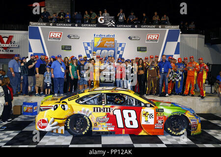 Richmond, Virginia, USA. 22 Sep, 2018. Kyle Busch (18) gewinnt die Federated Auto Parts 400 Richmond Raceway in Richmond, Virginia. Quelle: Chris Owens Asp Inc/ASP/ZUMA Draht/Alamy leben Nachrichten Stockfoto