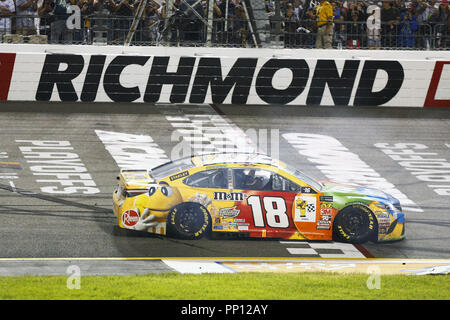 Richmond, Virginia, USA. 22 Sep, 2018. Kyle Busch (18) gewinnt die Federated Auto Parts 400 Richmond Raceway in Richmond, Virginia. Quelle: Chris Owens Asp Inc/ASP/ZUMA Draht/Alamy leben Nachrichten Stockfoto