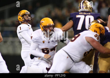 Seattle, WA, USA. 22 Sep, 2018. Die Arizona State Sun Devils Kicker Brandon Ruiz (1) Augen ein Tritt während eines Spiels zwischen den Arizona State Sun Devils und Washington Schlittenhunde Husky Stadium in Seattle, WA. Sean Brown/CSM/Alamy Live News Credit: Cal Sport Media/Alamy leben Nachrichten Stockfoto