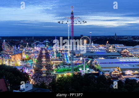 München, Deutschland. 22 Sep, 2018. Zahlreiche Fahrgeschäfte auf dem Oktoberfest auf der Theresienwiese. Die weltweit größte Messe dauert vom 22. September bis 07. Oktober 2018. Credit: Matthias Balk/dpa/Alamy leben Nachrichten Stockfoto