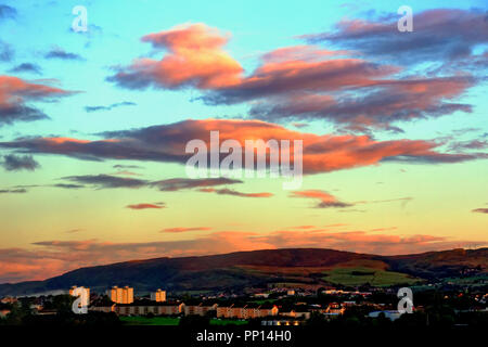 Glasgow, Schottland, UK, 23. September, 2018. UK Wetter. Dämmerung auf der Herbst-tagundnachtgleiche sah klarer Himmel über Nacht den Weg für eine offene dawn ohne Regen in der Prognose für das offizielle Ende des Sommers. Red dawn Licht auf den Wolken und der östlichen Seite des Kilpatrick Hills mit ihren Druidischen Vergangenheit und Cochno Stein oberhalb der peripheren Gehäuse Regelung von Drumchapel in der westlich von Glasgow. Gerard Fähre / alamy Nachrichten Stockfoto