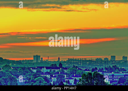 Glasgow, Schottland, UK, 23. September, 2018. UK Wetter. Dämmerung auf der Herbst-tagundnachtgleiche sah klarer Himmel über Nacht den Weg für eine offene dawn ohne Regen in der Prognose für das offizielle Ende des Sommers. Da eine Lücke in den Wolken gibt die Illusion eines riesigen Auge über dem West End von Glasgow bei Sonnenaufgang am ersten Tag des Equinox. Gerard Fähre / alamy Nachrichten Stockfoto