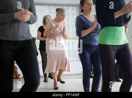 Vancouver, Kanada. 22 Sep, 2018. Menschen lernen Tanz Flamenco Master an einer freien Tanz Klasse während der Vancouver International Flamenco Festival in Vancouver, Kanada, Sept. 22, 2018. Die 2018 Vancouver International Flamenco Festival läuft von Sept. 21 bis 29, mit lokalen und internationalen Flamenco Künstler zusammen, die Auftritte, Unterricht, offene Ateliers, Meisterkurse für die Öffentlichkeit zu lernen und Flamenco Kultur genießen. Credit: Liang Sen/Xinhua/Alamy leben Nachrichten Stockfoto