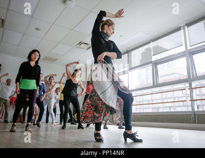 Vancouver, Kanada. 22 Sep, 2018. Menschen lernen Tanz Flamenco Master an einer freien Tanz Klasse während der Vancouver International Flamenco Festival in Vancouver, Kanada, Sept. 22, 2018. Die 2018 Vancouver International Flamenco Festival läuft von Sept. 21 bis 29, mit lokalen und internationalen Flamenco Künstler zusammen, die Auftritte, Unterricht, offene Ateliers, Meisterkurse für die Öffentlichkeit zu lernen und Flamenco Kultur genießen. Credit: Liang Sen/Xinhua/Alamy leben Nachrichten Stockfoto
