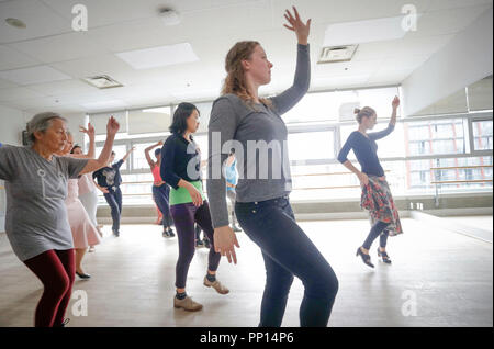 Vancouver, Kanada. 22 Sep, 2018. Menschen lernen Tanz Flamenco Master an einer freien Tanz Klasse während der Vancouver International Flamenco Festival in Vancouver, Kanada, Sept. 22, 2018. Die 2018 Vancouver International Flamenco Festival läuft von Sept. 21 bis 29, mit lokalen und internationalen Flamenco Künstler zusammen, die Auftritte, Unterricht, offene Ateliers, Meisterkurse für die Öffentlichkeit zu lernen und Flamenco Kultur genießen. Credit: Liang Sen/Xinhua/Alamy leben Nachrichten Stockfoto