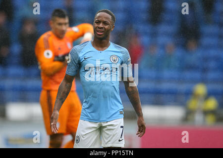 Cardiff, Großbritannien. 22 Sep, 2018. Raheem Sterling von Manchester City an schaut. Premier League match, Cardiff City v Manchester City an der Cardiff City Stadion am Samstag, den 22. September 2018. Dieses Bild dürfen nur für redaktionelle Zwecke verwendet werden. Nur die redaktionelle Nutzung, eine Lizenz für die gewerbliche Nutzung erforderlich. Keine Verwendung in Wetten, Spiele oder einer einzelnen Verein/Liga/player Publikationen. pic von Andrew Obstgarten/Andrew Orchard sport Fotografie/Alamy Live news Credit: Andrew Orchard sport Fotografie/Alamy leben Nachrichten Stockfoto