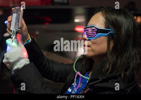 London, Großbritannien. 23 Sep, 2018. Wanderer Anschlag auf die Westminster Bridge die Ansicht um Mitternacht zu bewundern. Eine Nachtwanderung Geld für Krebsforschung Großbritannien zu erhöhen. Credit: Guy Bell/Alamy leben Nachrichten Stockfoto