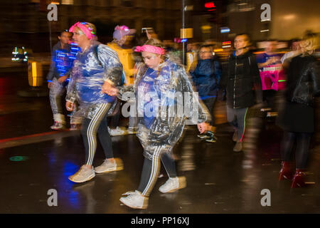 London, Großbritannien. 23 Sep, 2018. Wanderer Anschlag auf die Westminster Bridge die Ansicht um Mitternacht zu bewundern. Eine Nachtwanderung Geld für Krebsforschung Großbritannien zu erhöhen. Credit: Guy Bell/Alamy leben Nachrichten Stockfoto