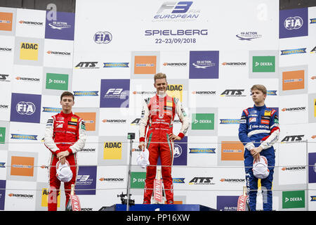 Spielberg, Österreich. 23 Sep, 2018. MARCUS Siege von Neuseeland und Prema Theodore Racing, MICK SCHUMACHER von Deutschland und Prema Theodore Racing und ROBERT SHWARTZMAN Russlands und Prema Theodore Racing werden auf dem Podium nach der 2018 FIA Formel 3 Europameisterschaft 2. Rennen auf dem Red Bull Ring in Spielberg, Österreich gesehen. Credit: James Gasperotti/ZUMA Draht/Alamy leben Nachrichten Stockfoto