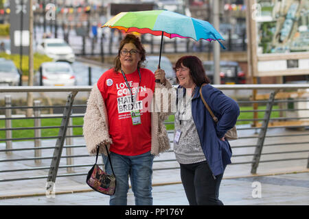 Liverpool, Merseyside. UK Wetter 23/09/2018. Sonne & Duschen begrüßen die Delegierten der Konferenz der Labour Party, die ein rotes Tuch Umhängetasche beschriftete 'Liebe Corbyn hassen Brexit "Kredit; MediaWorldImages/AlamyLiveNews gegeben wurden. Stockfoto