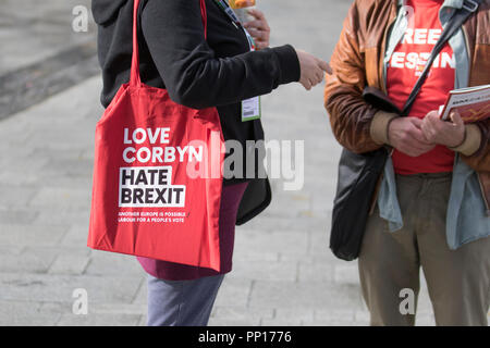 Liverpool, Merseyside. UK Wetter 23/09/2018. Sonne & Duschen begrüßen die Delegierten der Konferenz der Labour Party, die ein rotes Tuch Umhängetasche beschriftete 'Liebe Corbyn hassen Brexit "Kredit; MediaWorldImages/AlamyLiveNews gegeben wurden. Stockfoto