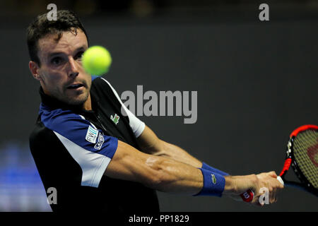 Sankt Petersburg, Russland. 22 Sep, 2018. Roberto Bautista von Spanien kehrt die Kugel zu Dominic Thiem von Österreich während des St. Petersburg Open ATP Tennis Turnier semi final Match in St. Petersburg. Quelle: Igor Russak/SOPA Images/ZUMA Draht/Alamy leben Nachrichten Stockfoto