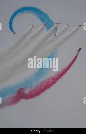 Duxford, England. 22 Sep, 2018. Die roten Pfeile zeigen die Mannschaft im Regen - Die Schlacht von Großbritannien Duxford Air Show ist eine finale zum 100. Jahrestag der Royal Air Force (RAF) mit einer Feier von 100 Jahren der RAF-Geschichte und eine Vision für die innovative Zukunft. Credit: Guy Bell/Alamy leben Nachrichten Stockfoto