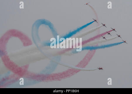 Duxford, England. 22 Sep, 2018. Die roten Pfeile zeigen die Mannschaft im Regen - Die Schlacht von Großbritannien Duxford Air Show ist eine finale zum 100. Jahrestag der Royal Air Force (RAF) mit einer Feier von 100 Jahren der RAF-Geschichte und eine Vision für die innovative Zukunft. Credit: Guy Bell/Alamy leben Nachrichten Stockfoto