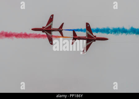 Duxford, England. 22 Sep, 2018. Weitergabe v eng zusammen. Die roten Pfeile zeigen die Mannschaft im Regen - Die Schlacht von Großbritannien Duxford Air Show ist eine finale zum 100. Jahrestag der Royal Air Force (RAF) mit einer Feier von 100 Jahren der RAF-Geschichte und eine Vision für die innovative Zukunft. Credit: Guy Bell/Alamy leben Nachrichten Stockfoto