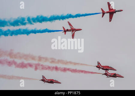 Duxford, England. 22 Sep, 2018. Die roten Pfeile zeigen die Mannschaft im Regen - Die Schlacht von Großbritannien Duxford Air Show ist eine finale zum 100. Jahrestag der Royal Air Force (RAF) mit einer Feier von 100 Jahren der RAF-Geschichte und eine Vision für die innovative Zukunft. Credit: Guy Bell/Alamy leben Nachrichten Stockfoto