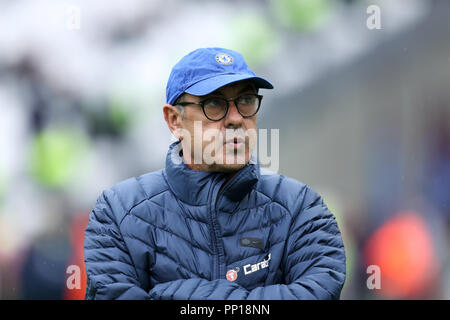 Das Stadion in London, London, Großbritannien. 23 Sep, 2018. EPL Premier League Fußball, West Ham United gegen Chelsea, Chelsea Manager Maurizio schaut auf die Standplätze während Pre match Aufwärmen aus dem touchline Credit: Aktion plus Sport/Alamy leben Nachrichten Stockfoto