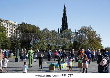 Edinburgh, Großbritannien. 23. September, 2018. Street Performer auf dem Damm Edinburgh an einem sonnigen Sonntag, unterhaltsam Familien und Kinder mit riesigen Seifenblasen in den Wind. Quelle: Craig Brown/Alamy Leben Nachrichten. Stockfoto