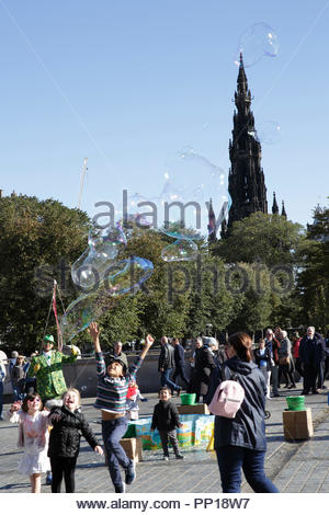 Edinburgh, Großbritannien. 23. September, 2018. Street Performer auf dem Damm Edinburgh an einem sonnigen Sonntag, unterhaltsam Familien und Kinder mit riesigen Seifenblasen in den Wind. Quelle: Craig Brown/Alamy Leben Nachrichten. Stockfoto