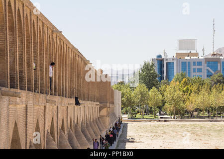 ISFAHAN, IRAN - August 7, 2015: iranische Volk vorbei auf die Si-o-Seh Pol Brücke am Nachmittag in Isfahan, Iran. Auch als Allahverdi Khan bekannt Stockfoto