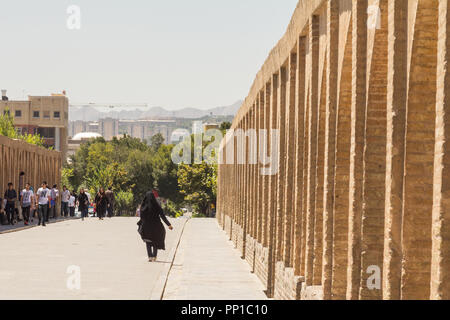 ISFAHAN, IRAN - August 7, 2015: iranische Frau das Tragen der traditionellen muslimischen schwarzen Schleier waling auf Si-o-Seh Pol Brücke. Auch als Allahverdi Khan B bekannt Stockfoto