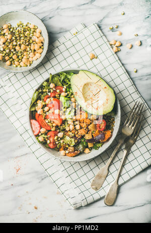 Vegan Schüssel mit Avocado, Getreide, Bohnen und Gemüse, Ansicht von oben Stockfoto