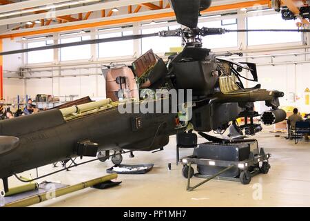 Us-Soldaten zu Unternehmen D zugeordnet, 1.BATAILLON, 3 Aviation Regiment (Attack Reconnaissance) Durchführung von 500 Stunden phase Instandhaltung für ein AH-64 Apache Helikopter am Katterbach Army Airfield, Deutschland, Sept. 20, 2018. Phase Wartungsinspektionen auftreten, die in regelmäßigen Abständen auf alle Flugzeuge, um sie betriebsbereit zu halten. (U.S. Armee Foto von Charles Rosemond) Stockfoto