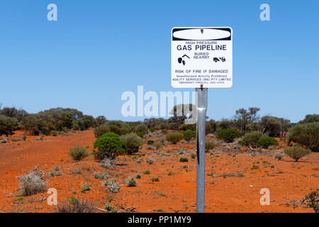 Begraben Gas Pipeline Warnschild im australischen Outback, Murchison, Western Australia Stockfoto