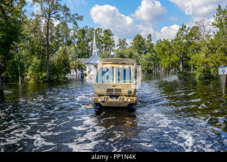 S.C. reg. Henry McMaster bewertet Schäden in Nichols, S.C., auf einem Südcarolina nationale Schutz hohe Wasser Fahrzeug, Sept. 22, 2018. McMaster flog zu Nichols Nach dem großen Hochwasser der Stadt als Folge der schweren Regen umgeben und Run-off-Gewässern nach dem Hurrikan Florenz. (U.S. Army National Guard Foto: Staff Sgt. Jorge Intriago) Stockfoto