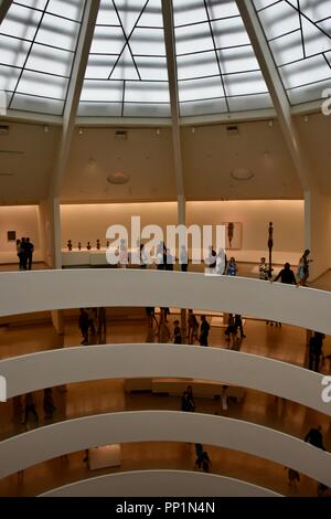 Die ikonischen Atrium im Guggenheim Museum der Kunst, Upper East Side, Manhattan, USA Stockfoto