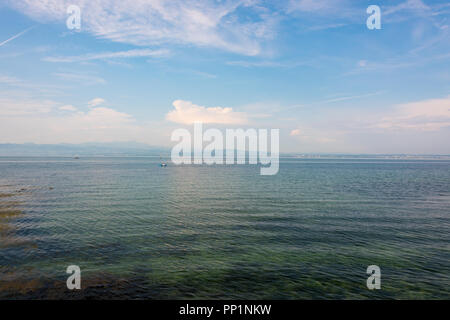 Extreme Weitwinkel- Blick über den Bodensee mit Blick auf die andere Seite des Ufers und die Alpen im Hintergrund Stockfoto
