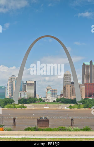 Der Gateway Arch und der Innenstadt von St. Louis Skyline vom Mississippi River blicken in Malcolm W. Martin Memorial Park gesehen. Stockfoto