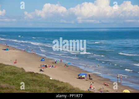 Strand - goers genießen Sie warmen Wetter im November in South Padre Island, Texas Stockfoto