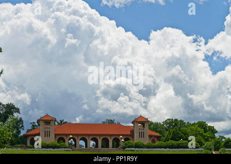 Ein Sommertag feuchte Luft produziert eindrucksvolle, wogenden Cumulus-Wolken über den Pavillon Weltausstellung in St. Louis Forest Park. Stockfoto