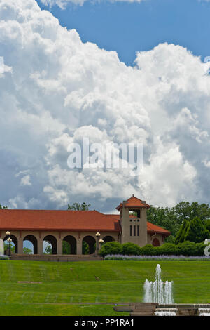 Ein Sommertag feuchte Luft produziert eindrucksvolle, wogenden Cumulus-Wolken über den Pavillon Weltausstellung in St. Louis Forest Park. Stockfoto