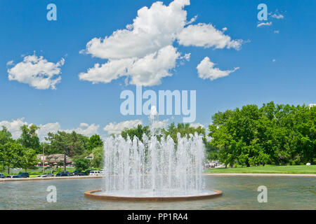 Ein Sommertag feuchte Luft erzeugt beeindruckende, wogenden Cumulus-Wolken über Kerth Brunnen in St. Louis Forest Park. Stockfoto