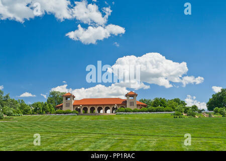 Ein Sommertag feuchte Luft produziert eindrucksvolle, wogenden Cumulus-Wolken über den Pavillon Weltausstellung in St. Louis Forest Park. Stockfoto