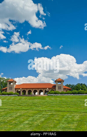 Ein Sommertag feuchte Luft produziert eindrucksvolle, wogenden Cumulus-Wolken über den Pavillon Weltausstellung in St. Louis Forest Park. Stockfoto