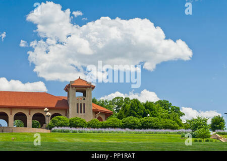 Ein Sommertag feuchte Luft produziert eindrucksvolle, wogenden Cumulus-Wolken über den Pavillon Weltausstellung in St. Louis Forest Park. Stockfoto