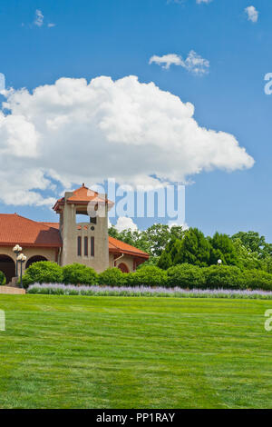 Ein Sommertag feuchte Luft produziert eindrucksvolle, wogenden Cumulus-Wolken über den Pavillon Weltausstellung in St. Louis Forest Park. Stockfoto