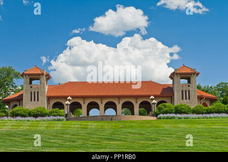 Ein Sommertag feuchte Luft produziert eindrucksvolle, wogenden Cumulus-Wolken über den Pavillon Weltausstellung in St. Louis Forest Park. Stockfoto