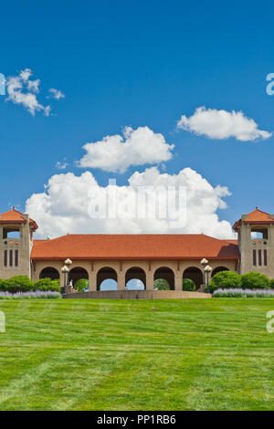 Ein Sommertag feuchte Luft produziert eindrucksvolle, wogenden Cumulus-Wolken über den Pavillon Weltausstellung in St. Louis Forest Park. Stockfoto