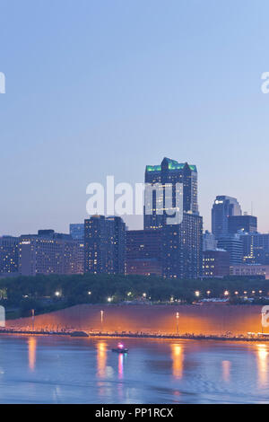 Die Skyline von Downtown St. Louis von der Eads Brücke in East St. Louis am Abend des Jahres 2013 Juli 4 vorherige zeigen das Feuerwerk. Stockfoto