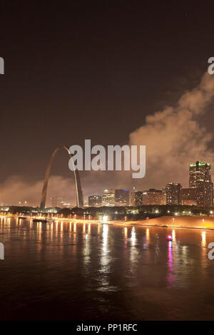 Rauchen Sie nach Ende 2013 Messe St. Louis Feuerwerk auf der Fourth Of July westwärts über die Skyline der Innenstadt driftet. Stockfoto