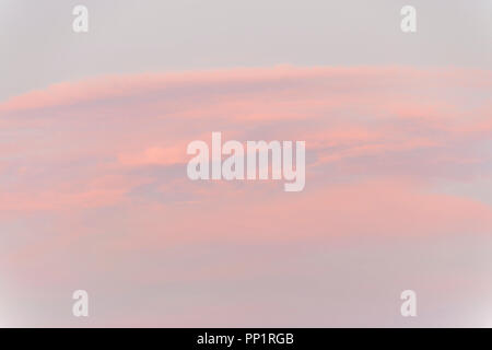 Höhenlage Wolken rosa gefärbte nach Sonnenuntergang an einem Sommerabend in St. Louis. Stockfoto